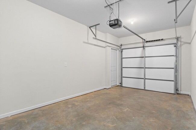 Interior Photo - Allen Rd - 3350