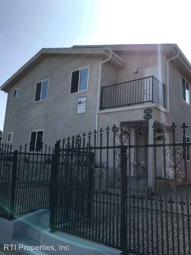 Primary Photo - 2522 1/2-2510 1/2 Houston St