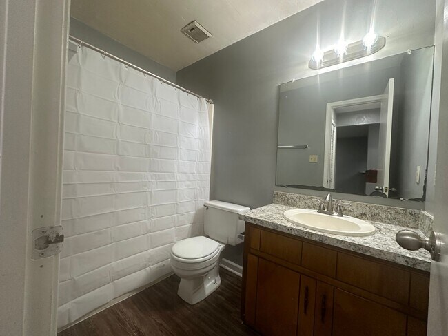 Foto del edificio - Downstairs unit off Miccosukee!