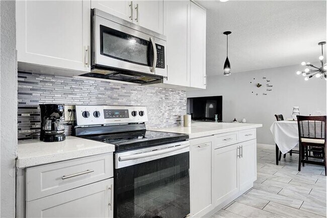 Building Photo - 731 Boulevard Chatelaine