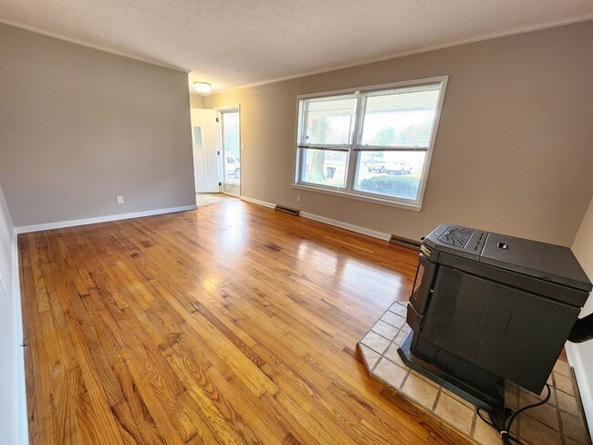 Building Photo - Spacious 3-Bedroom, 1.5-Bathroom Home AVAI...