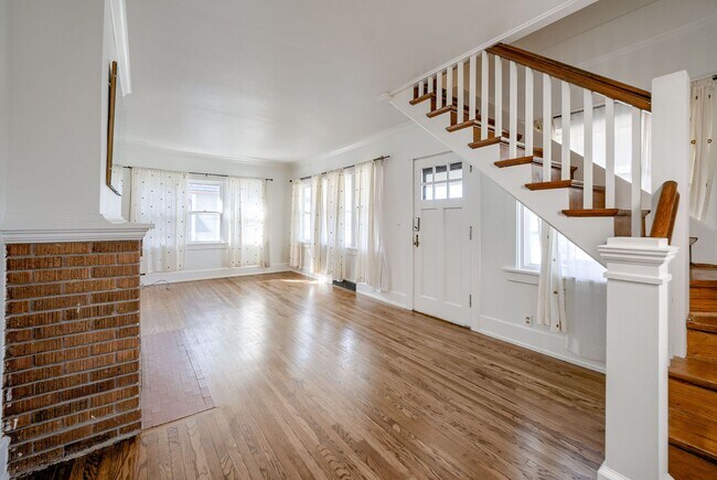 Foto del edificio - Nicely Updated 4 Bedroom With Heated 2+ Ca...