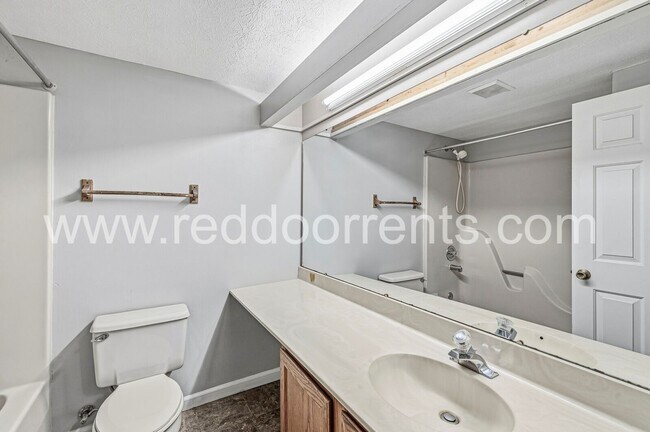 Foto del edificio - Coming Soon! - Bright 3-Bed Colonial in Desirable Indianapolis Neighborhood