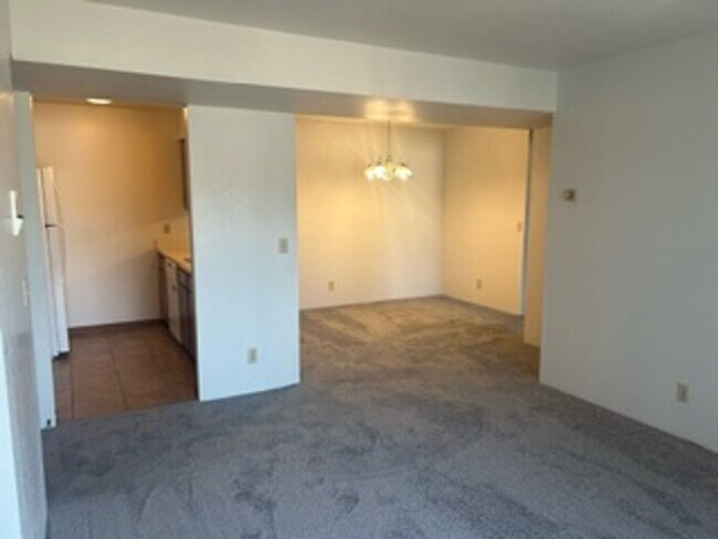 Building Photo - 2 bedroom 1 bath -  Top floor apartment