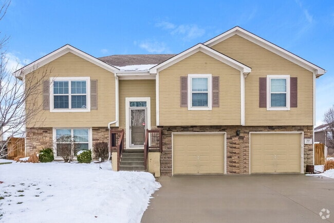 Building Photo - 705 Hibiscus Cir