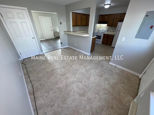 Foto del edificio - 114 Main Rd N