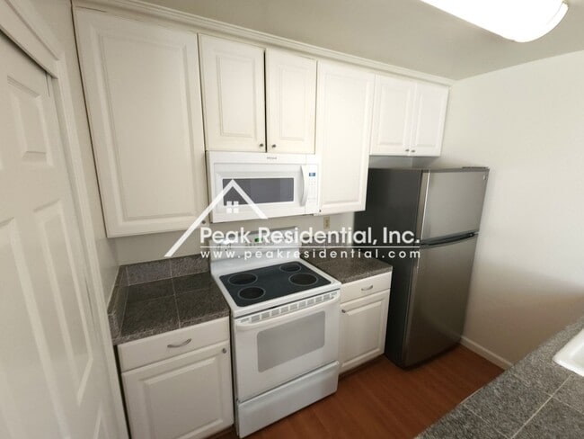 Building Photo - Cute 2bd/1ba Fourplex with Garage near Wat...