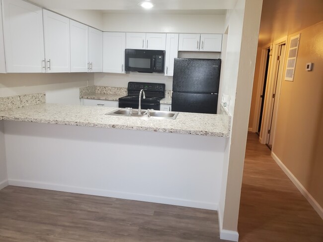 2HAB/2BA Cocina - Pine Brook Apartments