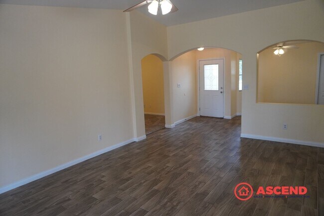 Building Photo - North Bakersfield 3 Bed + Den | Spacious Yard