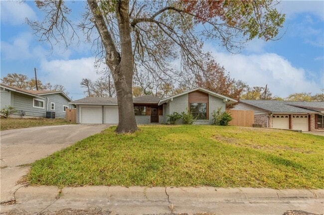 Foto del edificio - 5104 Woodmoor Dr