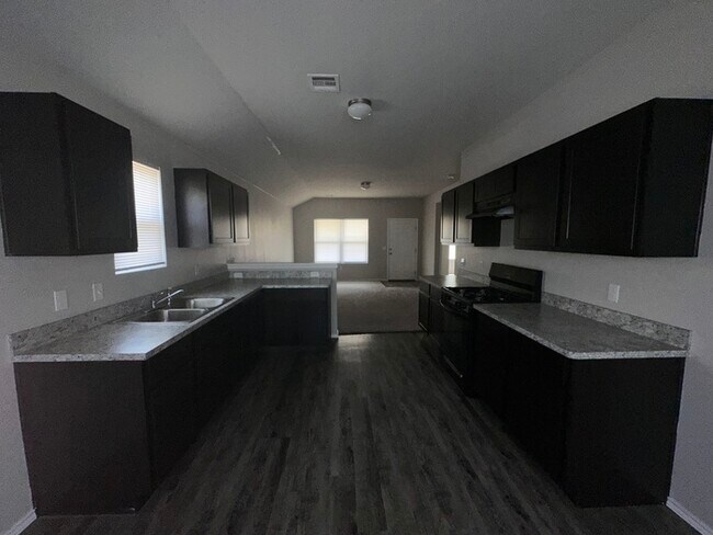 Building Photo - 137 N M Ave. El Reno, OK 73036