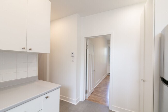 Building Photo - 2068 Rue Sherbrooke O