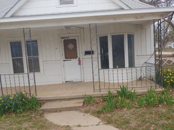 Primary Photo - 202 W G Ave