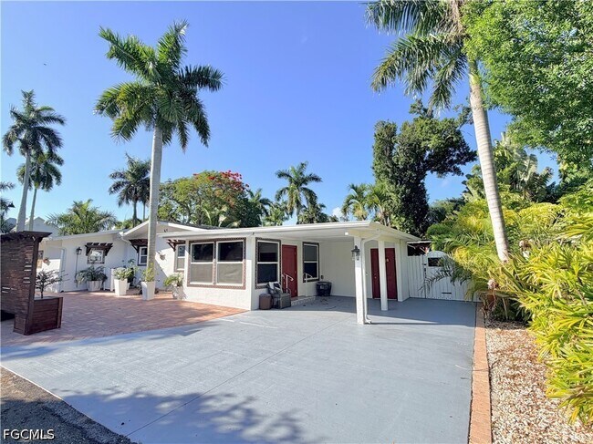 Foto del edificio - 2702 McGregor Blvd