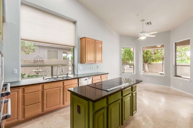 Foto del edificio - "Discover Your Dream Oasis: Spacious 4-Bedroom Retreat in Scottsdale's Paradise Drive!"