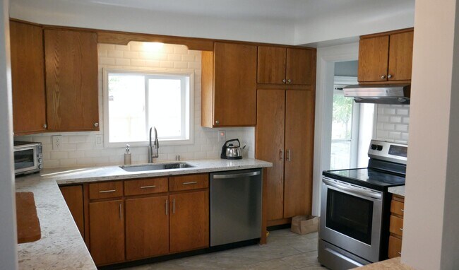 Fully-outfitted la cocina - 218 E Walton Ave