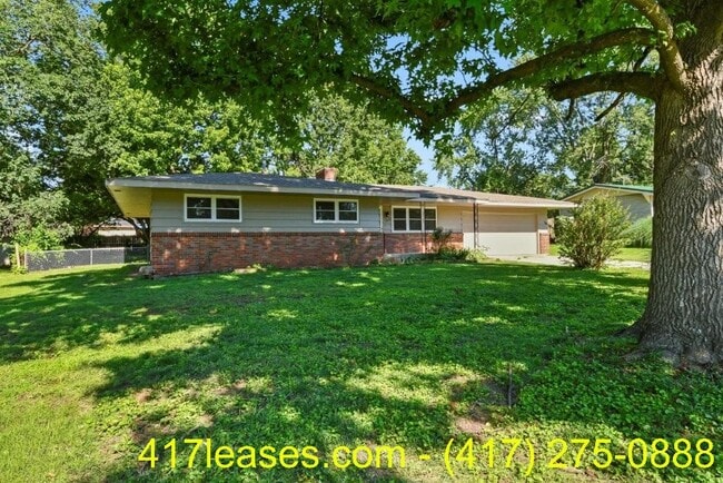 Building Photo - 203 S White Oak Ave