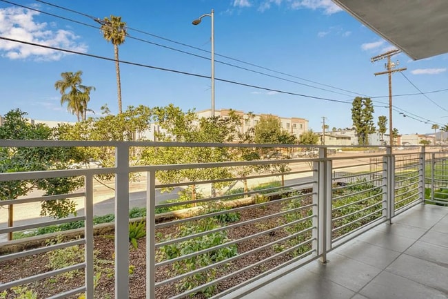 Foto del edificio - 7040 Woodman Ave