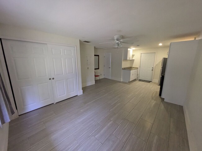 Foto del edificio - Studio Duplex - Annual Rental in East Naples