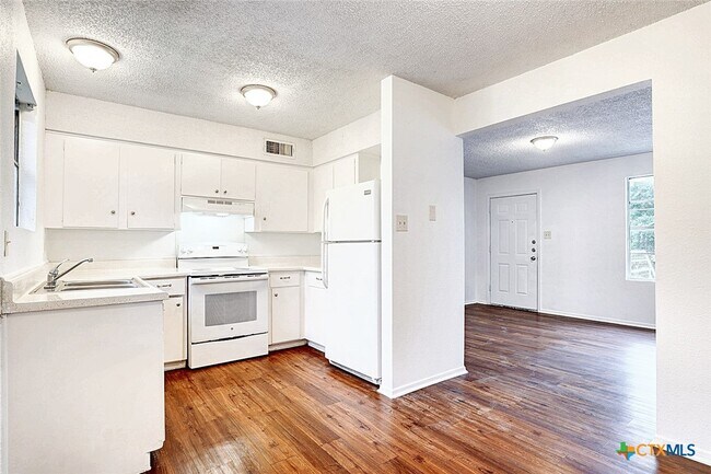Foto del edificio - 728 Old Martindale Rd