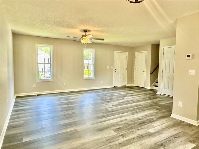 Foto del edificio - 380 River Trace Dr