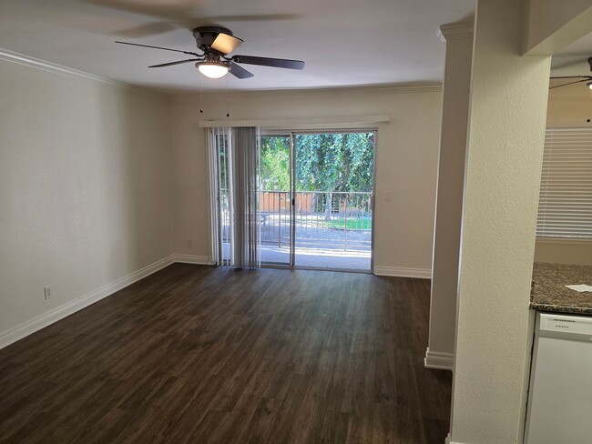 Foto del edificio - Renovated upstairs 2 bedroom 2 bath condo ...