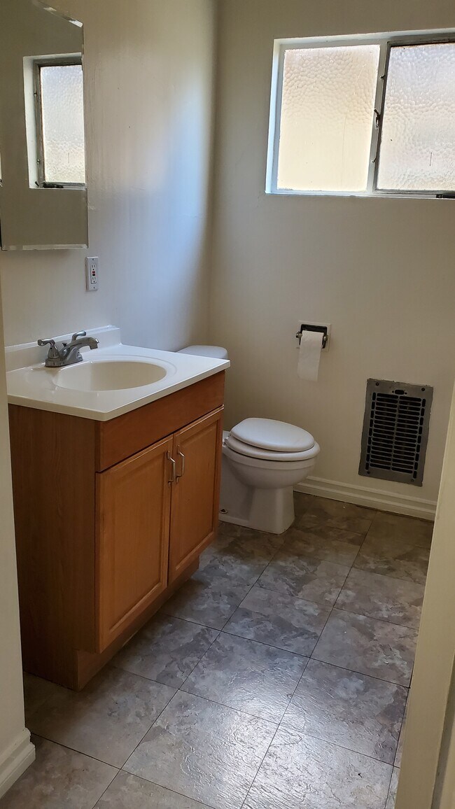 Building Photo - 5617 Huntington Dr N