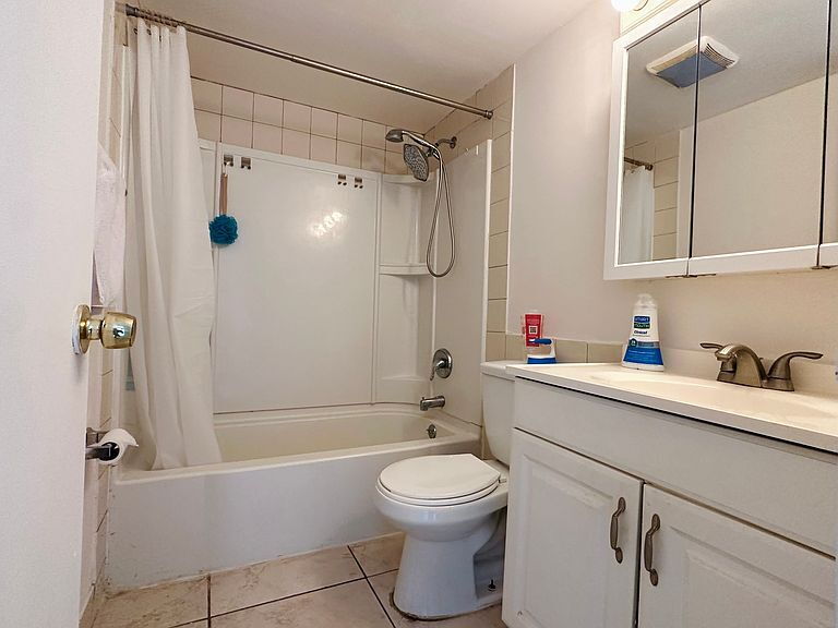 Foto principal - "Cozy 1-Bedroom Gem with Elegant Hardwood ...