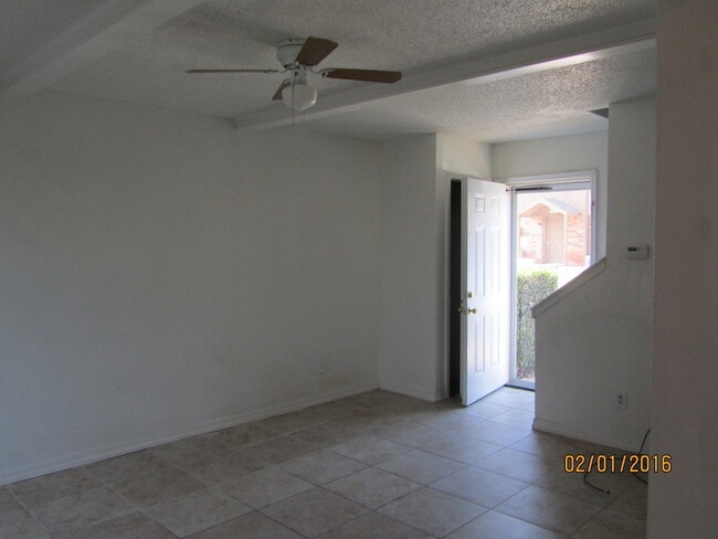Building Photo - Very Nice 2-Bedroom Townhome near OKC Community College