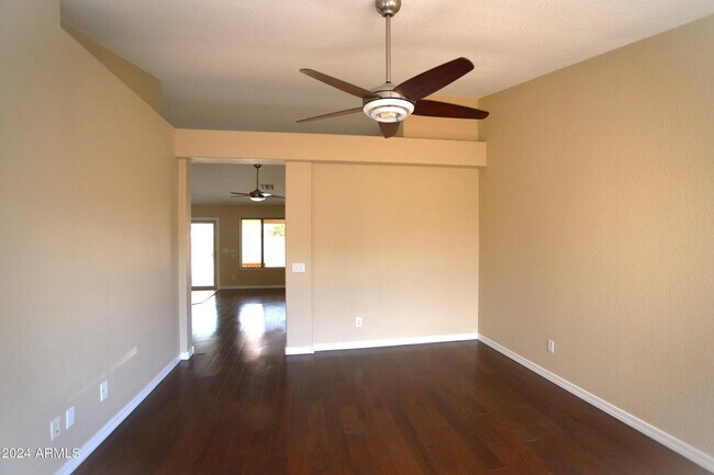 Foto del edificio - 1130 W Raven Dr