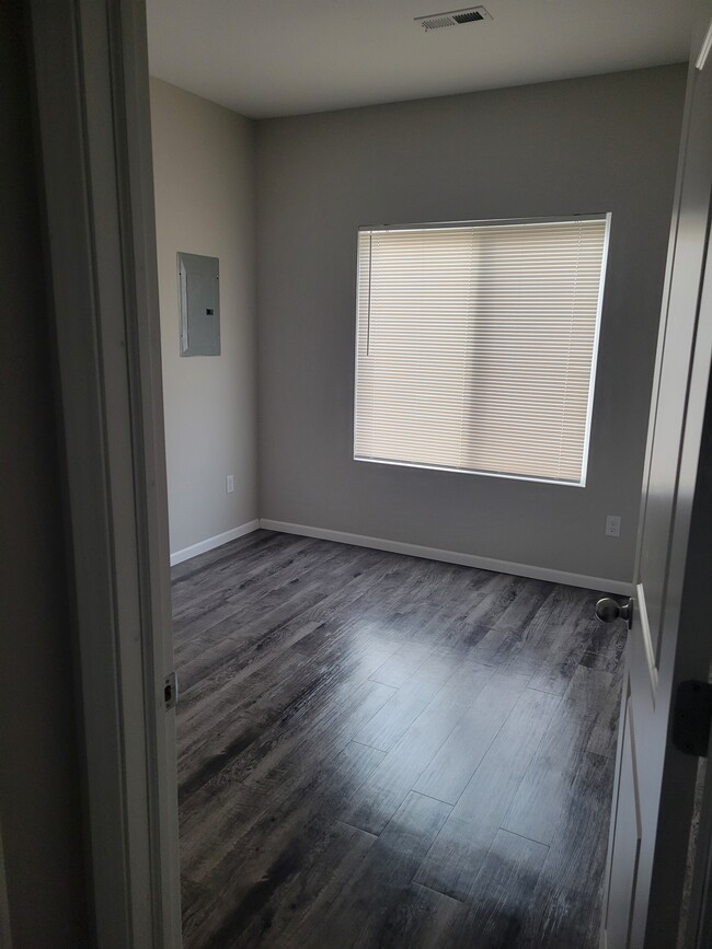 Building Photo - 1305 Azena St