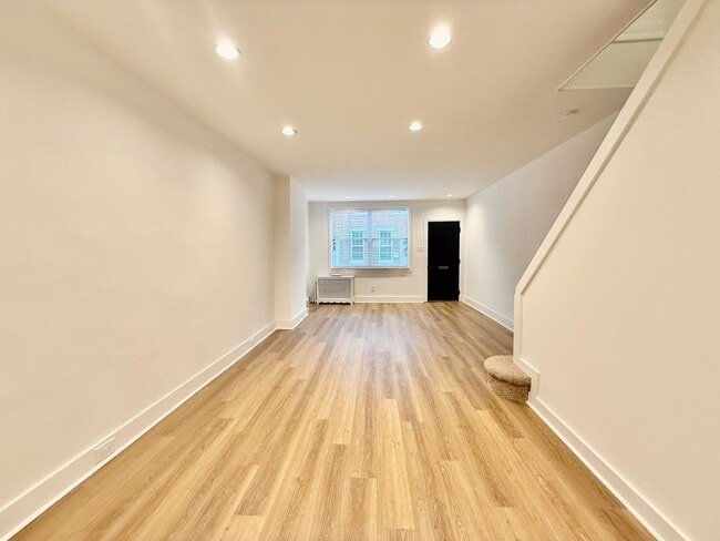 Building Photo - Just RENOVATED open floorplan 3 BED/1 BA H...