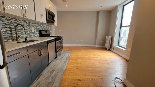 Building Photo - 660 W 180th St