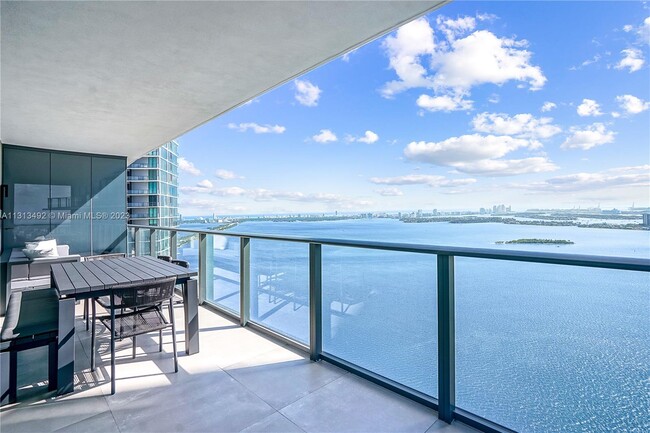 Foto del edificio - 650 NE 32nd St