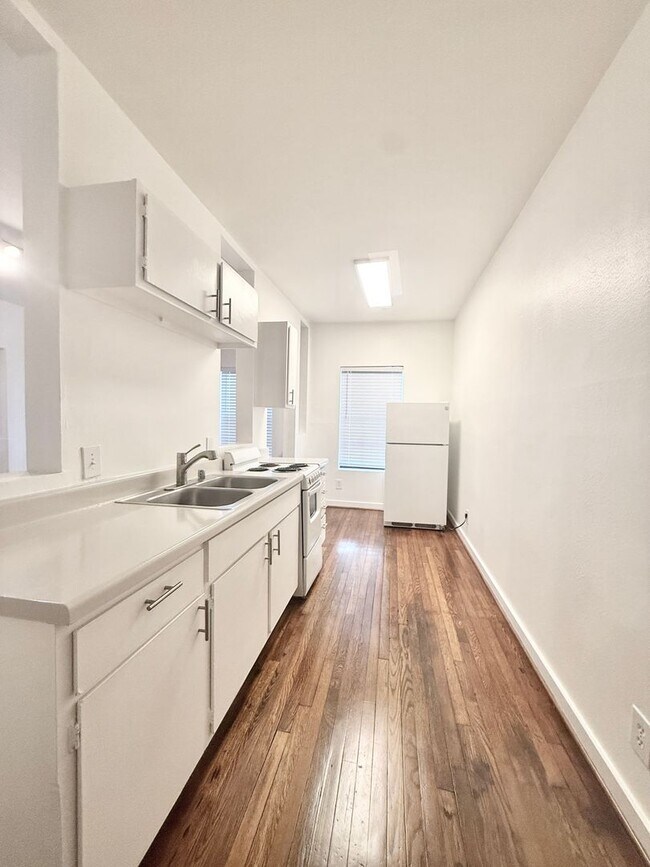 Foto del edificio - Adorable downstairs 1/1 Classic 8-plex near The Menil Collection!