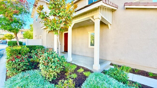 Foto del edificio - Lovely Two-Story Home on Corner Lot within...