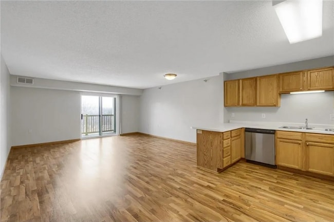 Building Photo - 1321 Lake Dr W