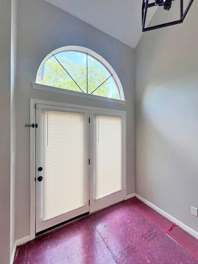 Foto del edificio - BEAUTIFUL FULLY RENOVATED Townhouse, 2 BR, 2 Bath, Carport & Deck; Pets Ok!