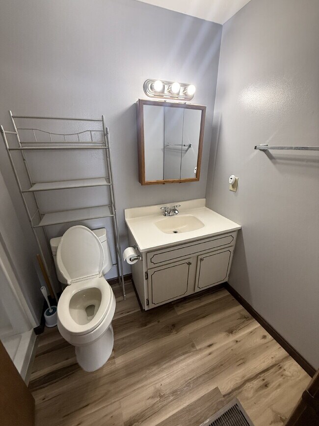 Foto del edificio - "Charming 2-Bed, 2-Bath Condo Retreat in Sidney's Viking Court!"