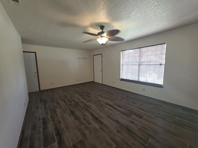 Foto del edificio - 2723 Kasey Ave
