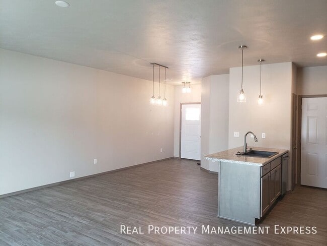 Building Photo - 3 Bedroom 2.5 Bathroom Townhome with a Bal...