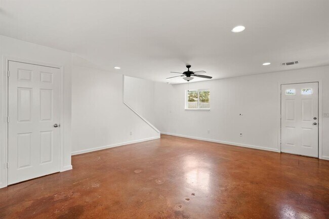 Building Photo - 15302 Spring Hill Ln