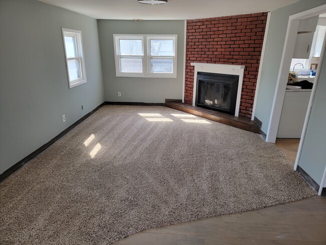 Building Photo - 807 W Carr Ave
