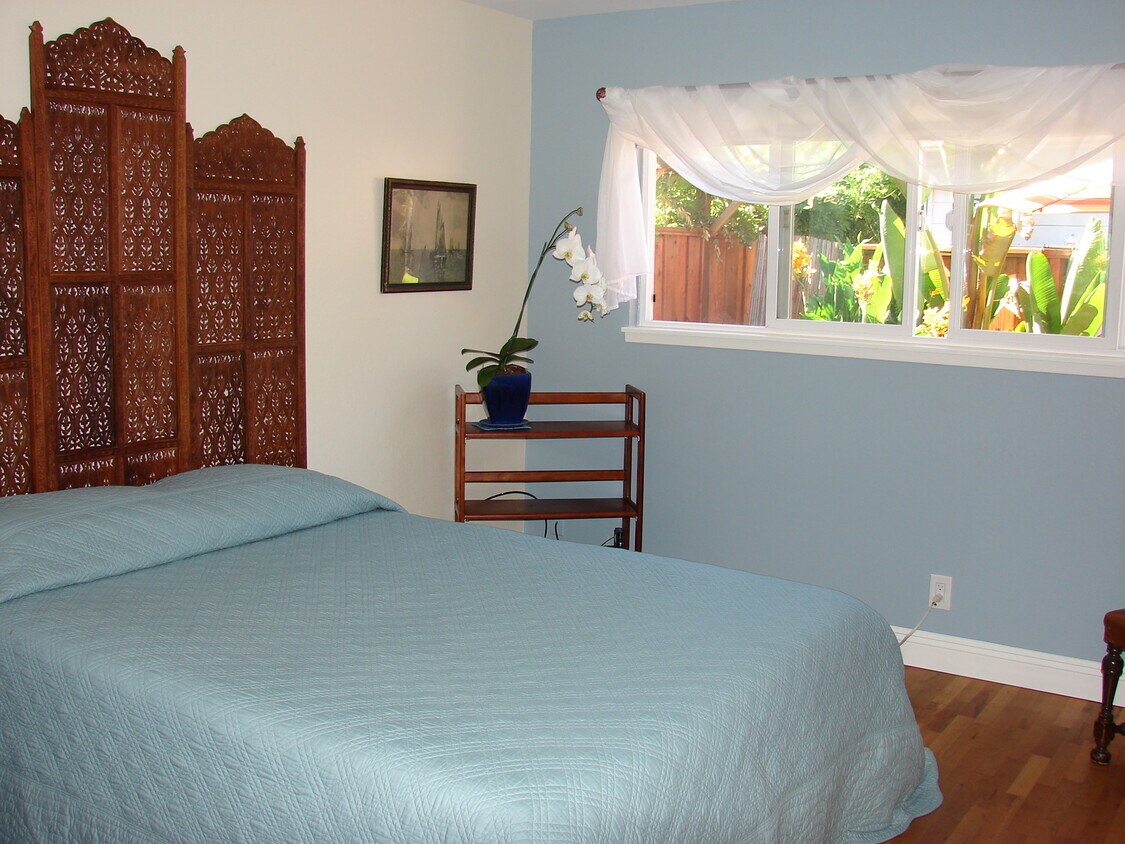 pleasant bedroom in house - 404 Hill St