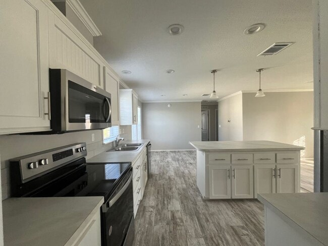 Building Photo - 3 Eland Dr