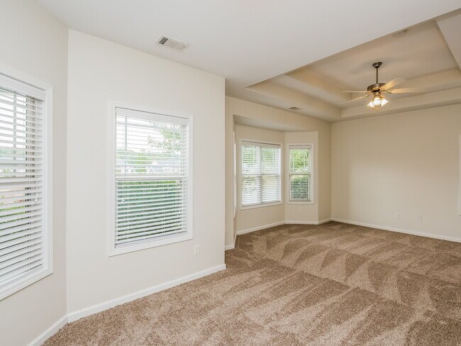 Foto del edificio - 92 Majestic Dr