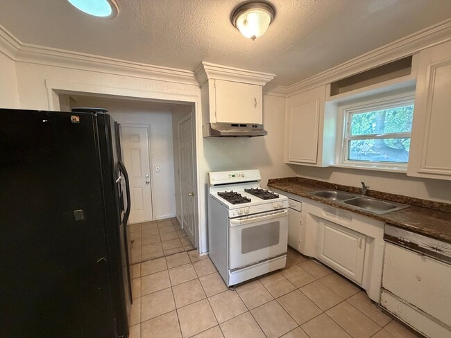 Building Photo - 2 Bedroom 1 Bath Home