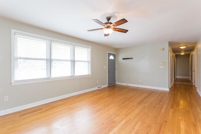 Foto del edificio - 30 Carson Dr