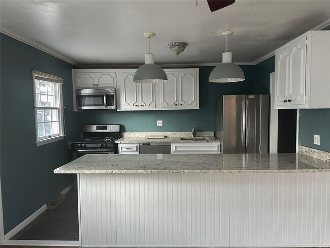 Building Photo - 8 Hampton Path