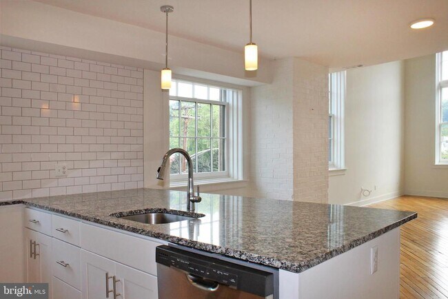 Foto del edificio - 71 N Main St